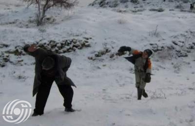 اللعب بالثلج في زاينده رود، أصفهان اللعب بالثلج في زاينده رود، أصفهان